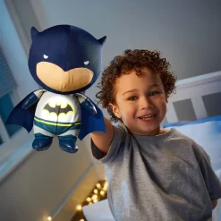 Batman Bamse Med Natlys - Goglow -Legetøjsverden batman kids light up bedtime pal soft toy night light by goglow 583947 2