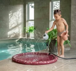 Filibabba - Vandmåtte Med Sprinklere - Fall Flowers - Mørkerød -Legetøjsverden filibabba sprinkler maatte alfie fall flowers 600049 2