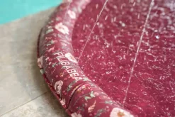 Filibabba - Vandmåtte Med Sprinklere - Fall Flowers - Mørkerød -Legetøjsverden filibabba sprinkler maatte alfie fall flowers 600049 3