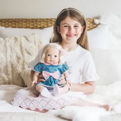 Tiny Treasures - Dukke Med Lyd - Blond Hår Med Blå Kjole 10 Tiny Treasures - Dukke Med Lyd - Blond Hår Med Blå Kjole -Legetøjsverden tiny treasures grine dukke 539433 3